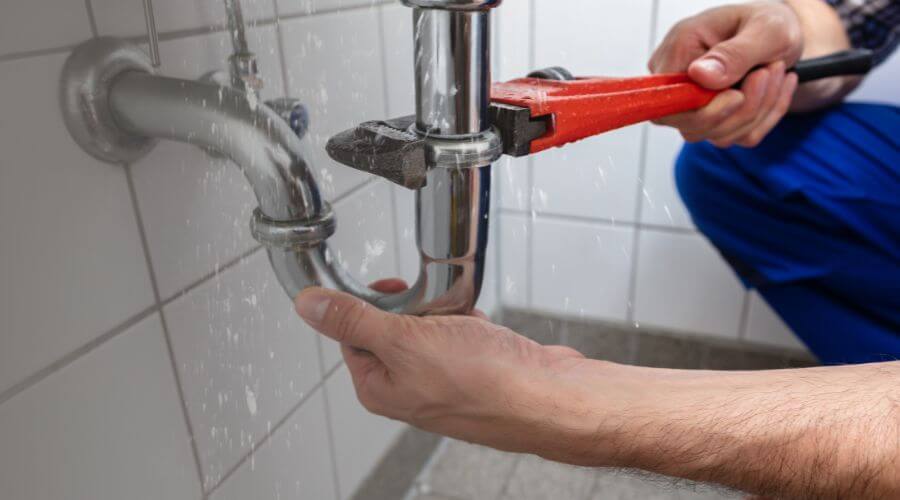 Expert burst pipe repair services in Easton, IL